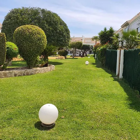 منتزه العطل Charming Sunny Row House لقنت