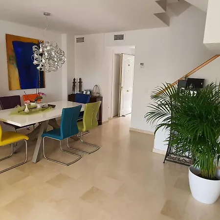 Charming Sunny Row House لقنت