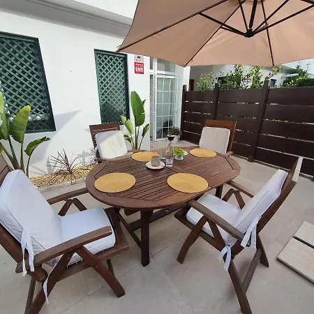 منتزه العطل Charming Sunny Row House لقنت